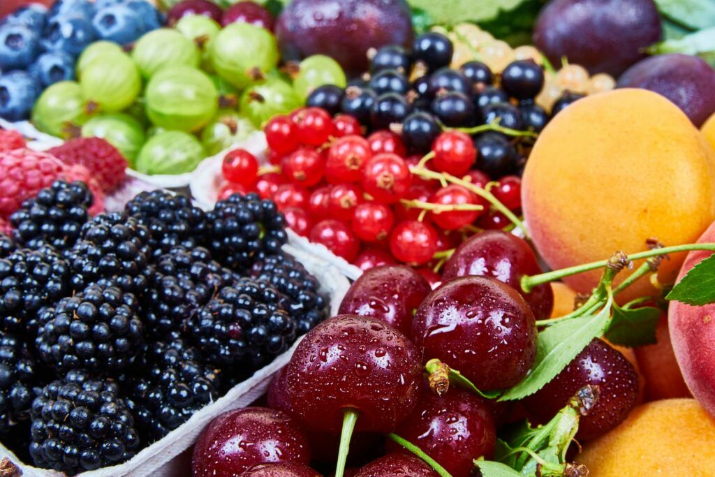 Przewodnik po sezonowych owocach: Kiedy najlepiej kupować i konsumować?